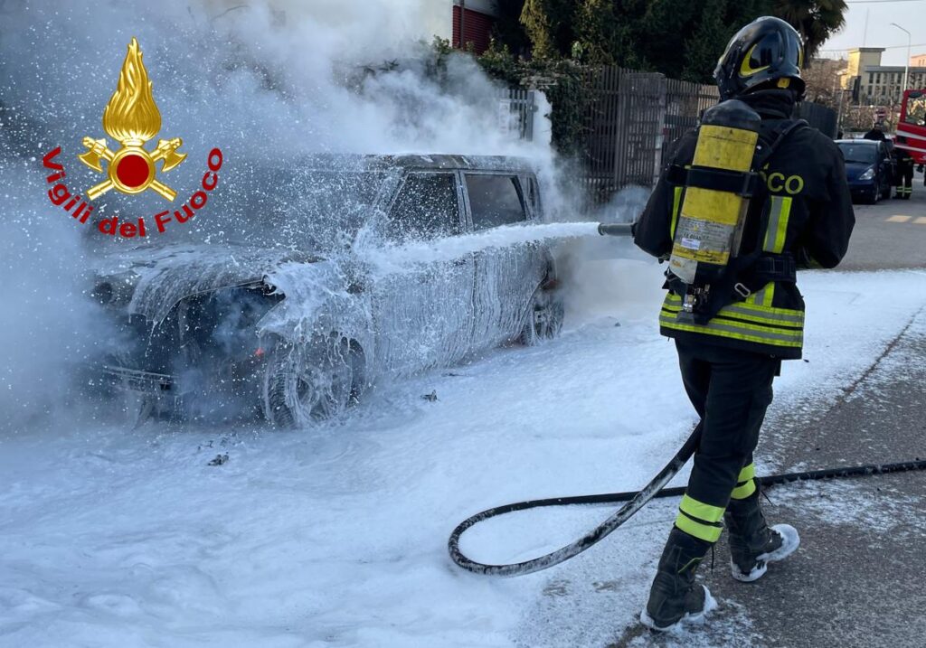 auto bruciata a borgo casale