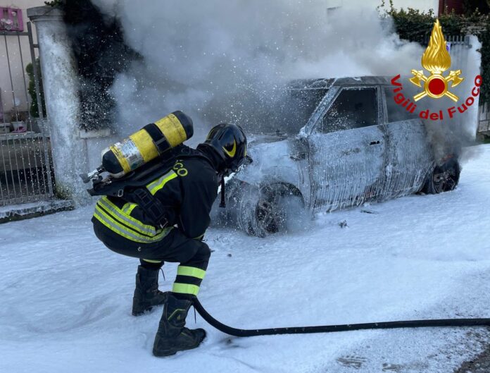 auto in fiamme a Borgo Casale