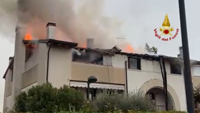 bassano del grappa brucia tetto di condominio