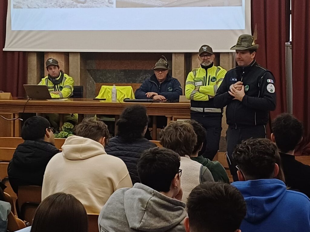 Il coordinatore nazionale della protezione civile A.N.A. Andrea Da Broi ha parlato a circa 400 studenti valdagnesi.