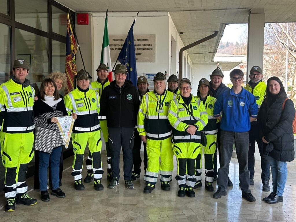 A.N.A. Valdagno, i relatori di In-sicurezza all'esterno dell'Istituto professionale