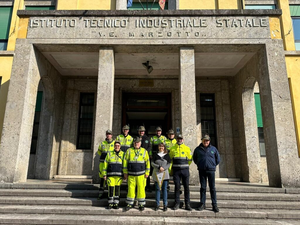 Protezione Civile A.N.A. Valdagno, i relatori di In-sicurezza all'esterno dell'Istituto tecnico