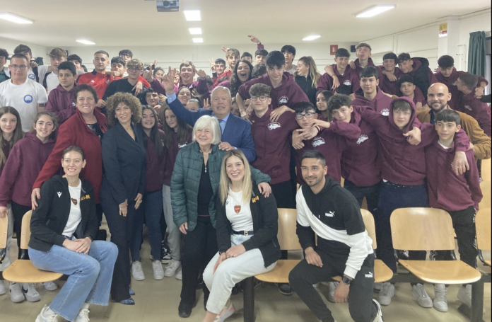 Il sorriso di Simonetta Avalle, tra docenti e i suoi giovani, nella foto al Liceo Spallanzani di Tivoli, in occasione del Seminario sui Valori dello Sport dell'aprile 2023 (foto dal profilo FB di Alessandro Fidotti)