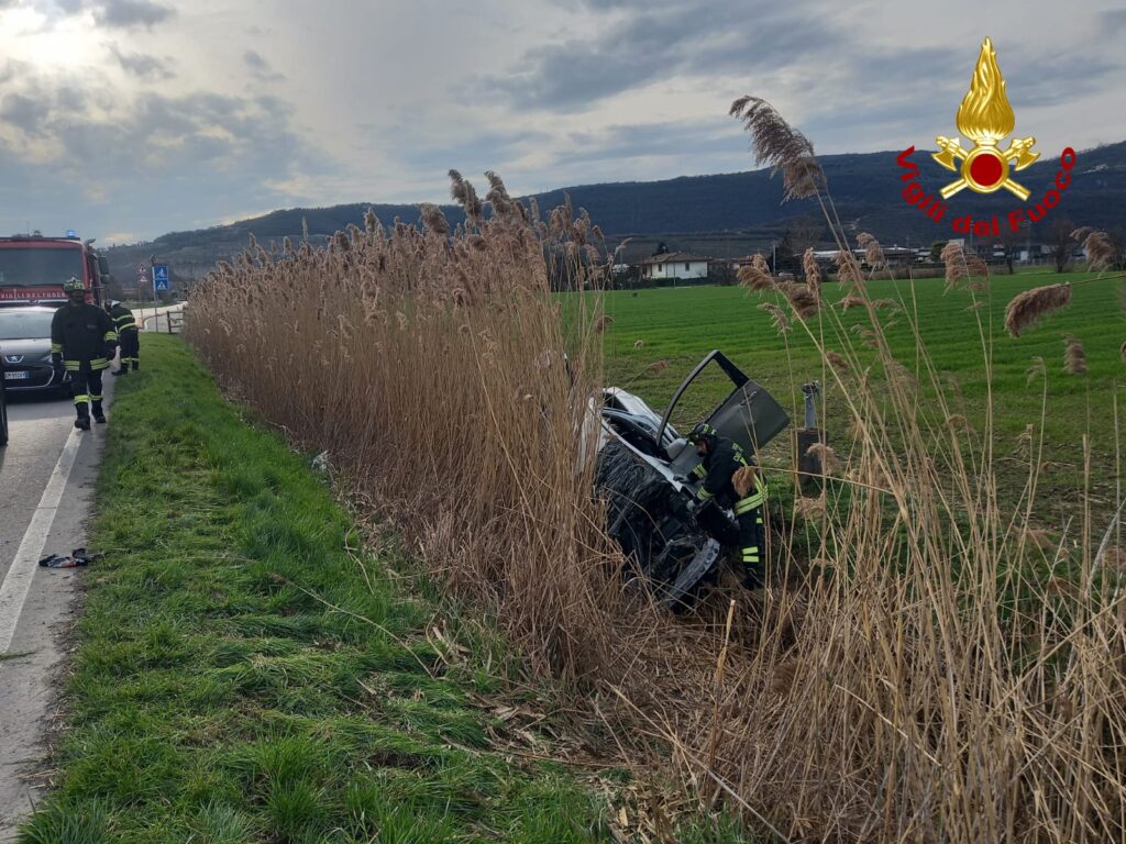 Vigili del fuoco intervengo èer auto uscita di strada in località Quargente a Villaga