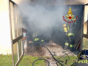 Vigili del fuoco al lavoro nel garage di Brogliano, 